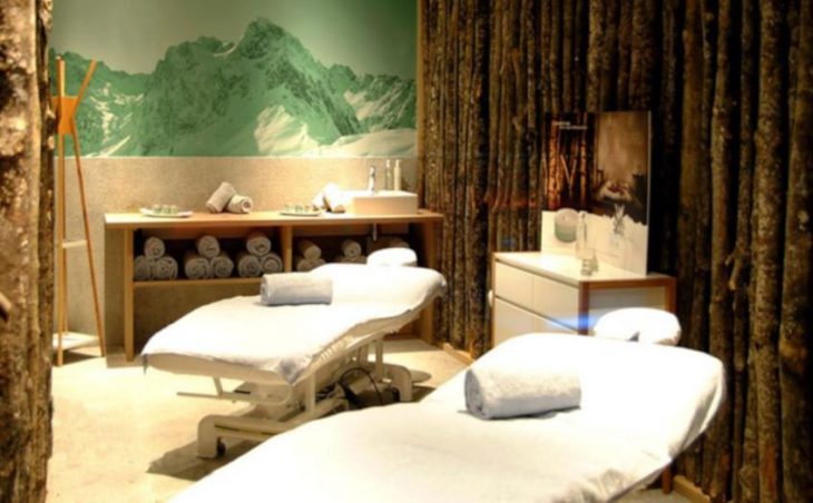 Hotel Altapura, Val Thorens, Massage Table